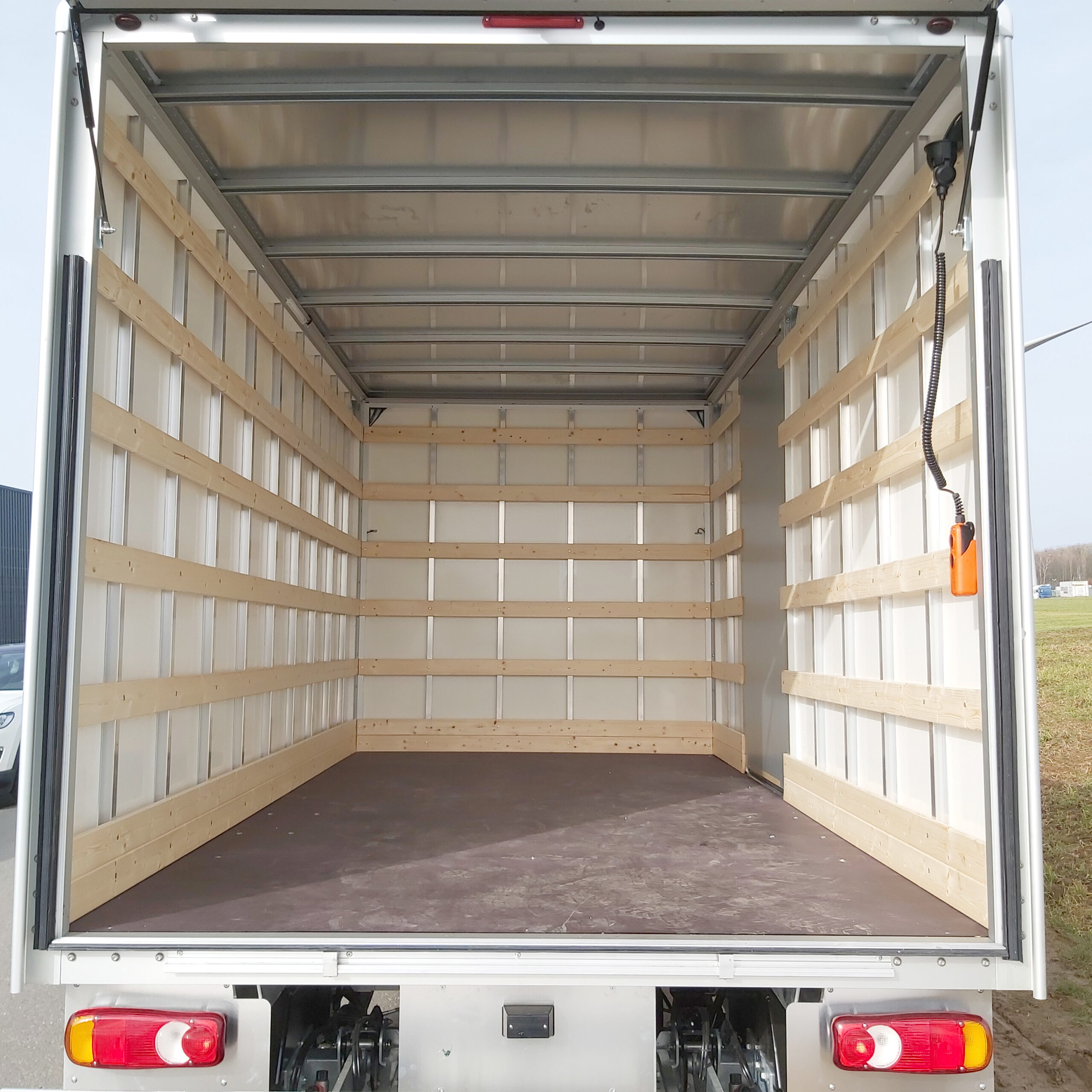 Ready4Work_3C15-3400-FULL-AIRCO-LED-BOXBODYTAILGATE-4